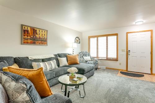 Χώρος καθιστικού στο Convenient Townhome 1 Mi to Dtwn Clearfield
