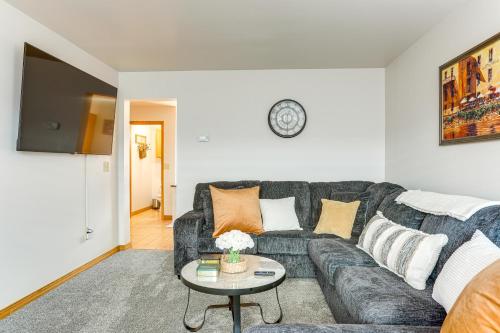 Μια τηλεόραση ή/και κέντρο ψυχαγωγίας στο Convenient Townhome 1 Mi to Dtwn Clearfield