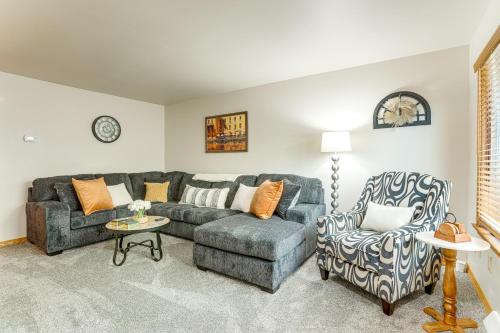 Χώρος καθιστικού στο Convenient Townhome 1 Mi to Dtwn Clearfield