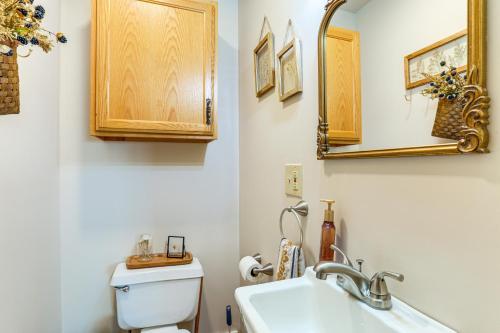 Bilik mandi di Convenient Townhome 1 Mi to Dtwn Clearfield