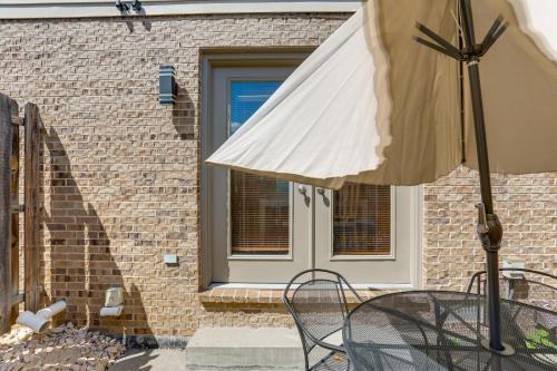 Αίθριο ή υπαίθριος χώρος στο Convenient Townhome 1 Mi to Dtwn Clearfield