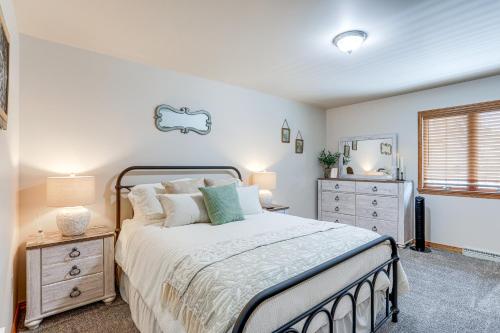 Ένα ή περισσότερα κρεβάτια σε δωμάτιο στο Townhome with Patio 1 Mi to Clearfield Riverwalk