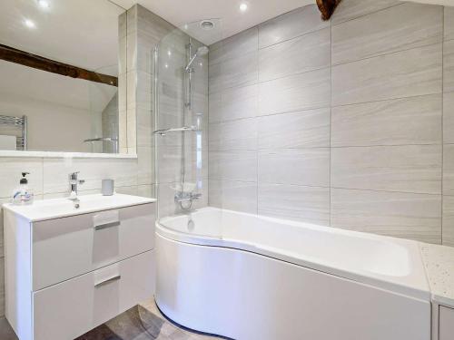Un baño blanco con bañera y lavabo. en 1 Bed in Hartington 90126, en Hartington