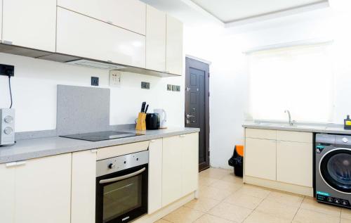 Η κουζίνα ή μικρή κουζίνα στο Lekki Luxury Apartments Phase1