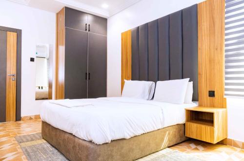 Ένα ή περισσότερα κρεβάτια σε δωμάτιο στο Lekki Luxury Apartments Phase1
