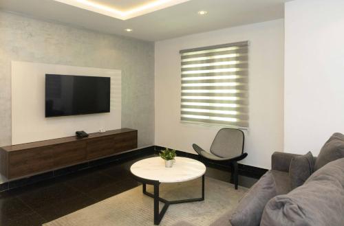Μια τηλεόραση ή/και κέντρο ψυχαγωγίας στο Lekki Luxury Apartments Phase1