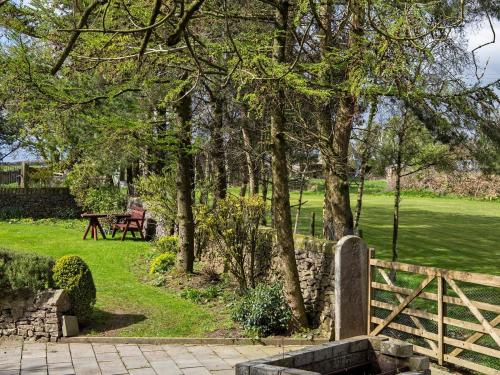 a park with a wooden fence and a picnic table at 7 Bed in Tideswell 93808 in Tideswell