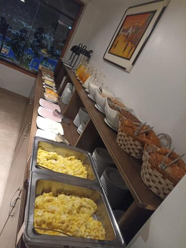 Una línea de buffet con huevos en bandejas en una cocina. en Selvaterra MachuPicchu, en Machu Picchu