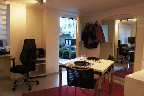een keuken en eetkamer met een tafel en stoelen bij Studio-Appartment Horgen in Horgen