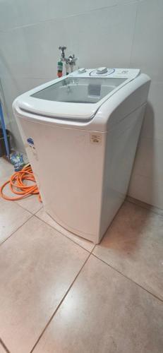 Conforto em Foz في فوز دو إيغواسو: حوض استحمام مع حوض في الغرفة