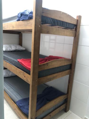 a bunk bed in a dorm room with a bunk bed gmaxwell gmaxwell gmaxwell at Germinado familiar 5 in São Francisco do Sul