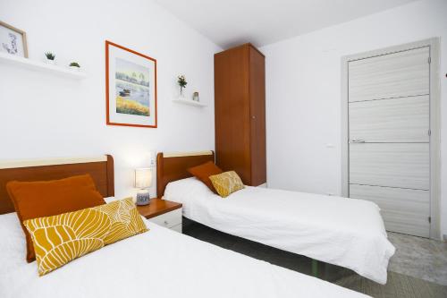 1 dormitorio con 2 camas y armario en Ancora Planetcostadorada, en Salou