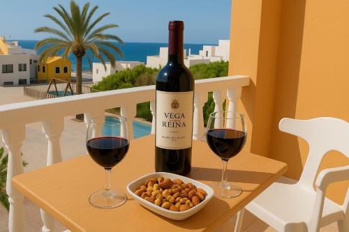 グラン・タラハルにあるThe RITA Home FUERTEVENTURA Gran Tarajalのワイン2杯とナッツ1杯付きテーブル