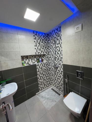 Un baño con ducha, inodoro y lavabo. en Relax Appart, en Martil