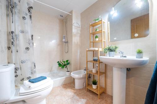 a bathroom with a sink and a toilet and a tub at Los RISCOS 2 Planetcostadorada in La Pineda