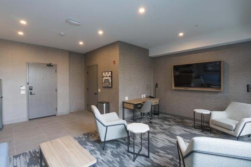 Ruang duduk di Sandman Signature Winnipeg Airport Hotel & Suites