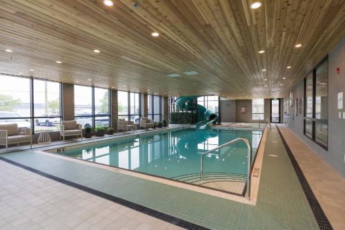 Kolam renang di atau dekat dengan Sandman Signature Winnipeg Airport Hotel & Suites