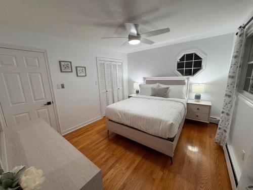 Ένα ή περισσότερα κρεβάτια σε δωμάτιο στο Newly upgraded luxury style home