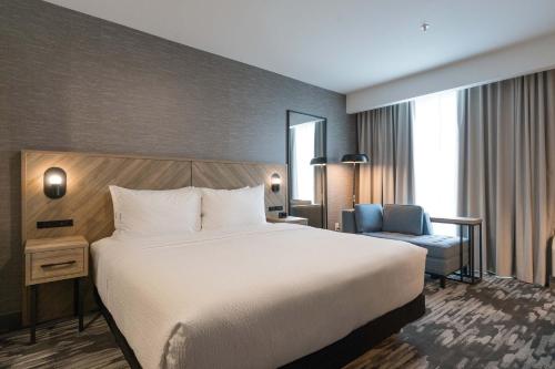 Katil atau katil-katil dalam bilik di Sandman Signature Winnipeg Airport Hotel & Suites