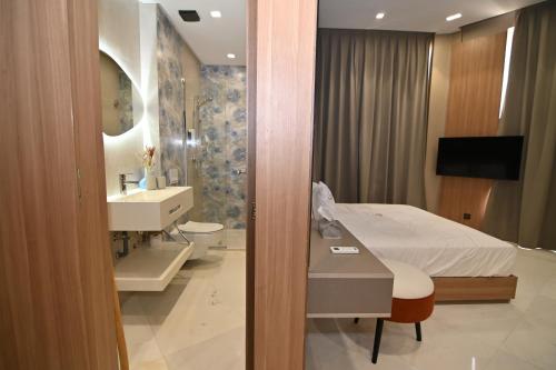 Ένα μπάνιο στο La villa luxury suites
