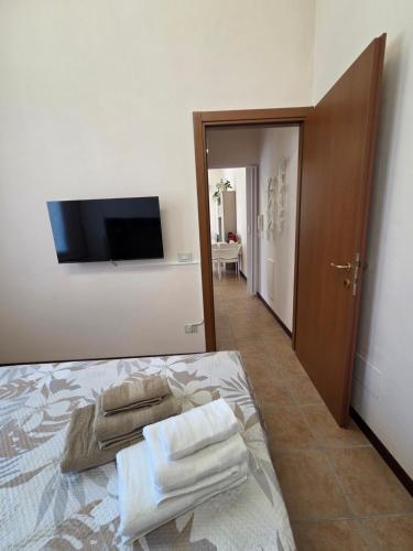 a bedroom with a bed with towels on it at TRAVI&ROSE Soggiorno breve in Casale Monferrato