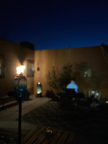 ein Straßenlicht vor einem Gebäude in der Nacht in der Unterkunft Mishu's Place in Roswell