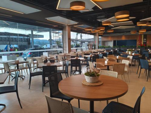 Hotel 28 Embu das Artesにあるレストランまたは飲食店
