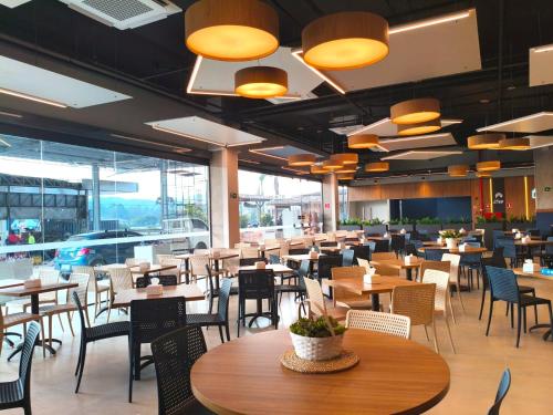 Hotel 28 Embu das Artesにあるレストランまたは飲食店