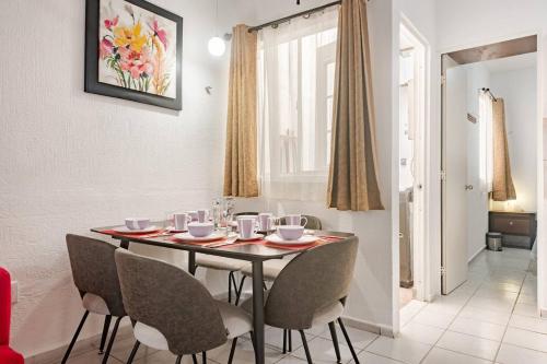 a dining room with a table and chairs at Hermosa CASA en privada, ingreso las 24 h in Cancún
