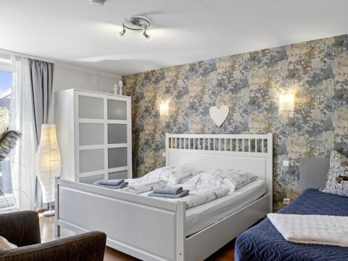 WahrstorfにあるZur Steinbäckの白いベッドと窓のある白い寝室