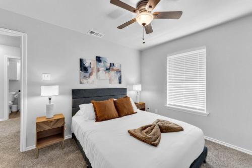a bedroom with a bed with a ceiling fan at The Sunset Suite 3Bd 2Bath Att Garage Pvt Yard in Glenn Heights