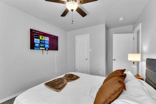 a bedroom with a bed with a ceiling fan at The Sunset Suite 3Bd 2Bath Att Garage Pvt Yard in Glenn Heights