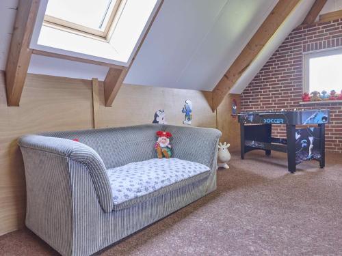 a living room with a couch and a piano at t Achterhoes in Diepenheim