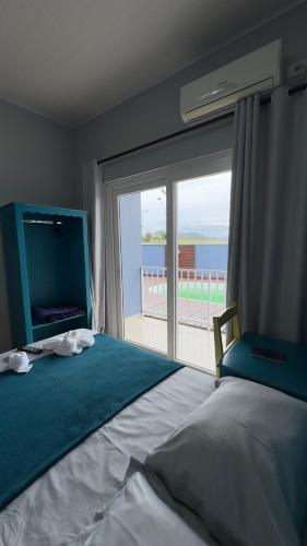 a bedroom with a bed with a view of the ocean at Pousada Vista Horizonte in Penha