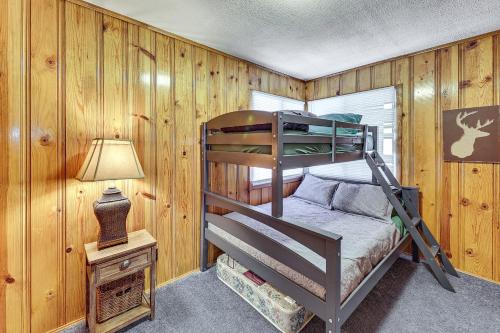 ein Schlafzimmer mit einem Etagenbett in einer Hütte in der Unterkunft Swim, Ski and Explore Cabin in Green Valley Lake! in Green Valley Lake