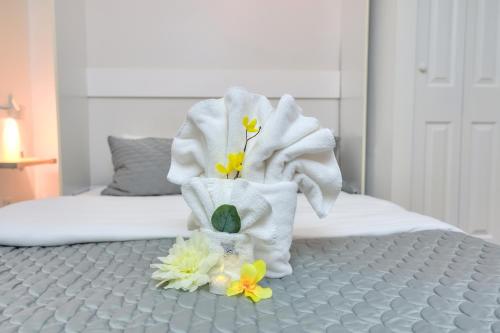 a pile of towels sitting on top of a bed at Fox Aparthotel Palais Des Congres V in Montréal