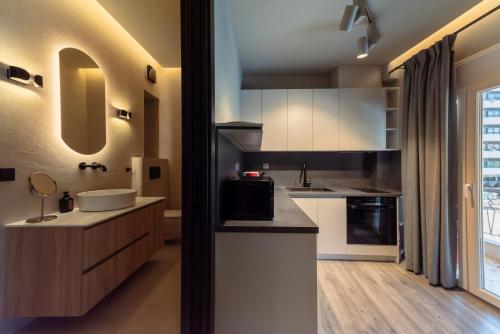 テッサロニキにあるMondeus Inn Luxury Suites Δ1 & Δ2のシンクとカウンタートップのあるキッチン