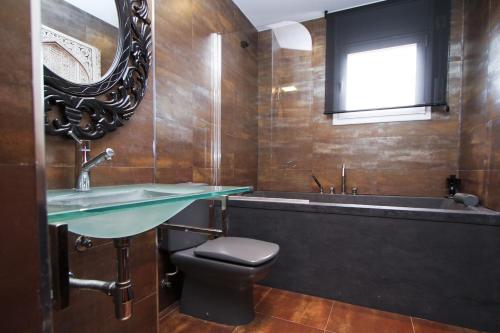 un bagno con lavandino, WC e specchio di Dream Planetcostadorada a Salou