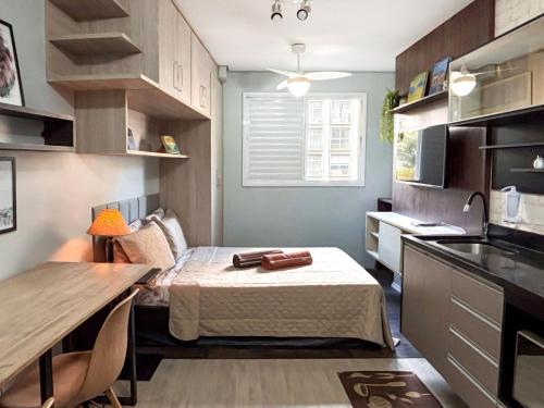 Una pequeña habitación con una cama en una cocina. en Vanguard Ipiranga, en São Paulo