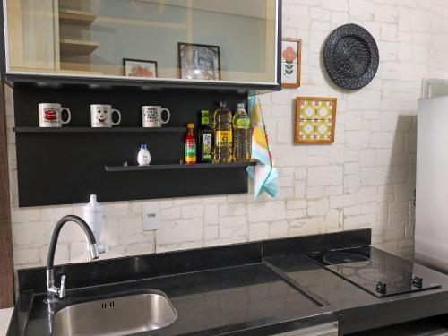 una cocina con fregadero y encimera en Vanguard Ipiranga, en São Paulo