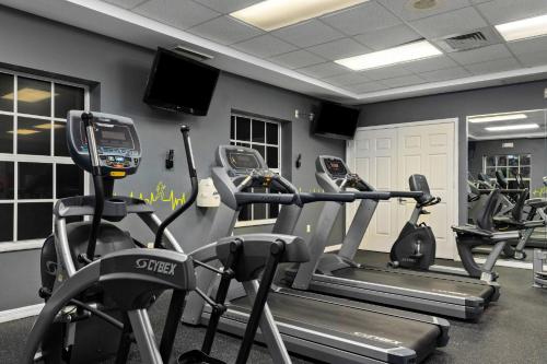 Club Wyndham Cypress Palmsにあるフィットネスセンターまたはフィットネス設備