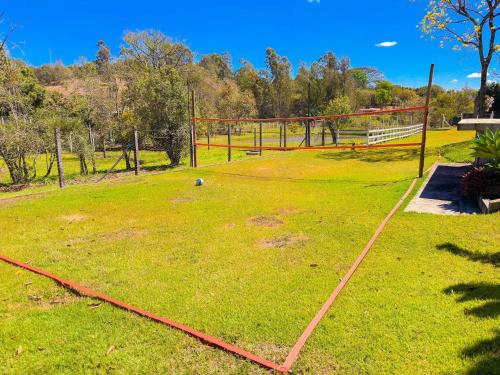 un champ avec filet dans l’herbe dans l'établissement Recanto Lavivida - Conexão com a natureza, à Monte Sião
