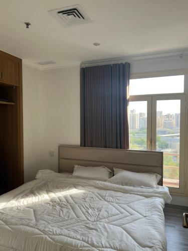 Ένα ή περισσότερα κρεβάτια σε δωμάτιο στο Relax place in heart of salmiya