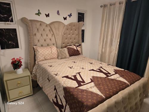 une chambre avec un lit avec une couette dessus dans l'établissement Peaceful Cottage, à Santiago de los Caballeros