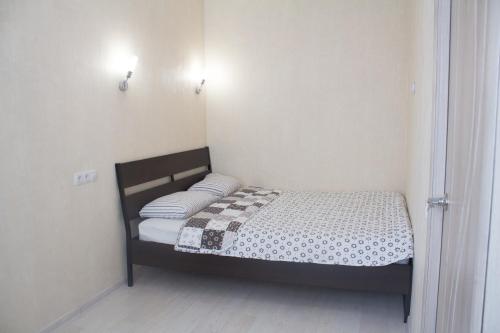 - une petite chambre avec un lit dans l'établissement Apartment Izumrudnyy Bereg, à Omsk