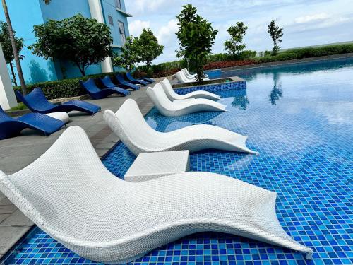 Bazén v ubytování Modern 1Bedroom Direct ManilaBay SeaView Okada Airport Spacious nebo v jeho okolí