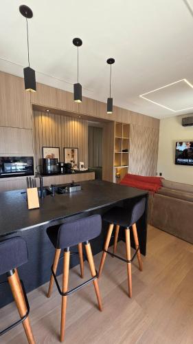 a living room with a large black table and chairs at Ekoa Loft Spa in Piraí