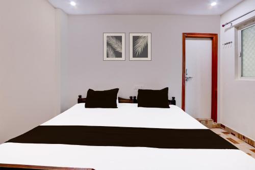 Postel nebo postele na pokoji v ubytování Hotel O SHIVA RESIDENCY