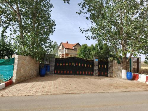a black gate in front of a house at Appartement de céder in Azrou