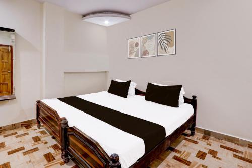 Postel nebo postele na pokoji v ubytování Hotel O SHIVA RESIDENCY
